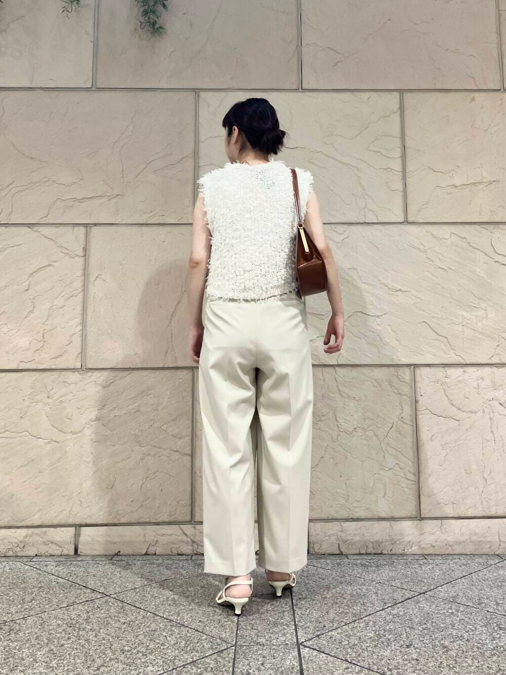 ホワイト系のサンダル、ホワイト系のTシャツ/カットソー、ベージュ系のその他パンツを着用したレディースの夏コーディネートの3枚目の写真