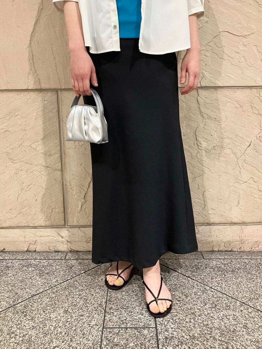 「シャツ、大人カジュアル、スカート、デートコーデ、ママコーデ、カットソー、休日コーデ、UVカット、newarrival、ROSSO、綺麗めカジュアル、お仕事コーデ、お出かけコーデ、旅行コーデ、骨格ストレート」|「URBAN RESEARCHのdecor『デコール』 Hematite4mmBallnecklace(ネックレス、シルバー系)」を使った、umediaさん(レディース・164cm)の春コーディネートの5枚目の写真