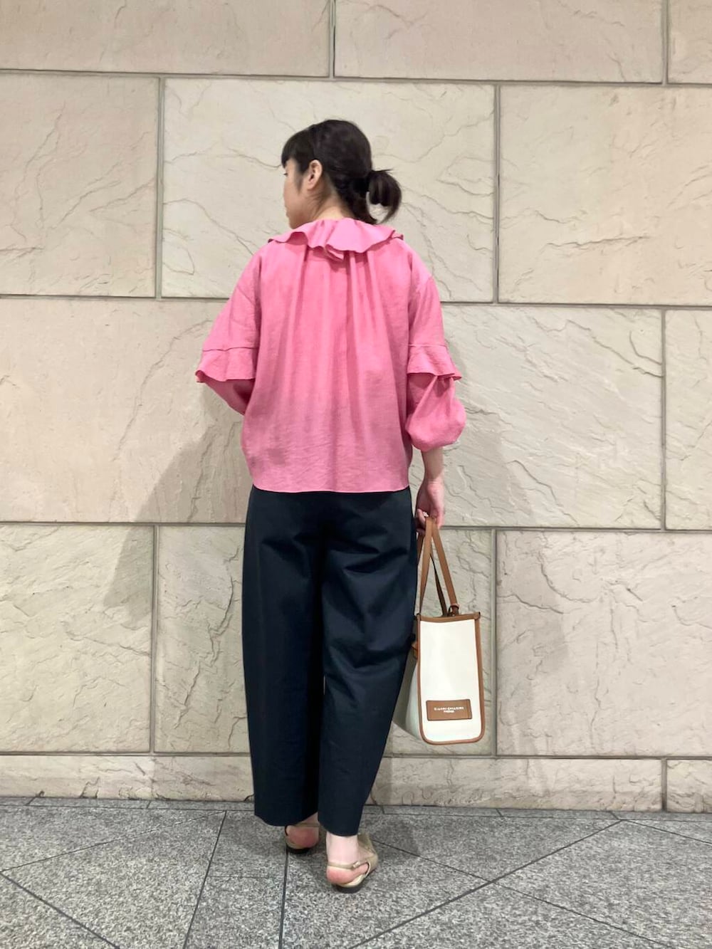 ベージュ系のパンプス、グレー系のその他パンツ、ピンク系のシャツ/ブラウスを着用したレディースの春コーディネートの2枚目の写真