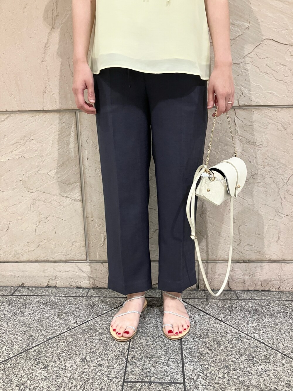 ホワイト系のシャツ/ブラウス、グレー系のその他パンツ、ホワイト系のショルダーバッグを着用したレディースの夏コーディネートの5枚目の写真