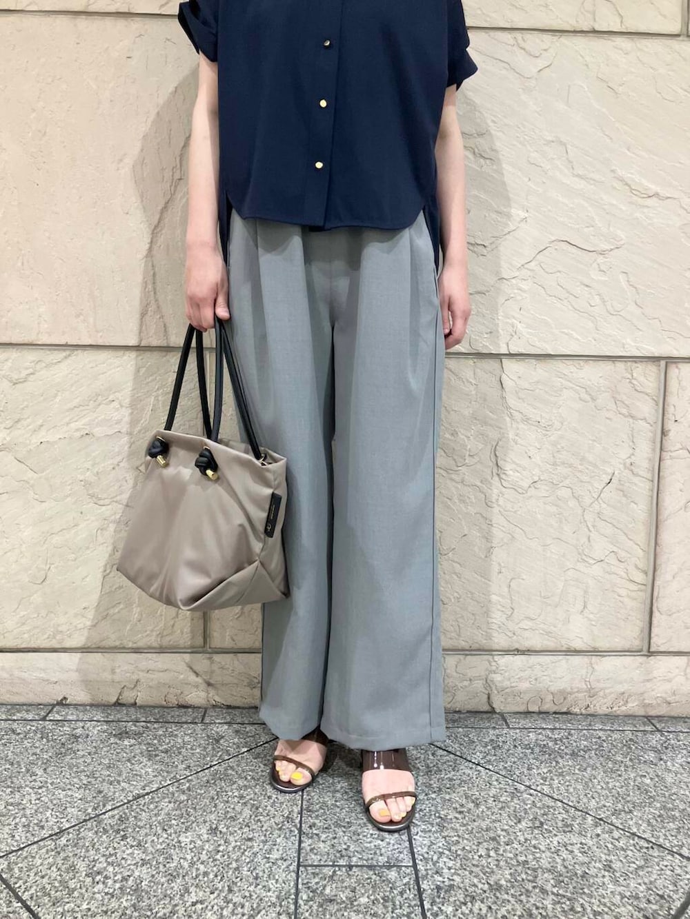 ベージュ系のトートバッグ、ブルー系のシャツ/ブラウスを着用したレディースの夏コーディネートの5枚目の写真