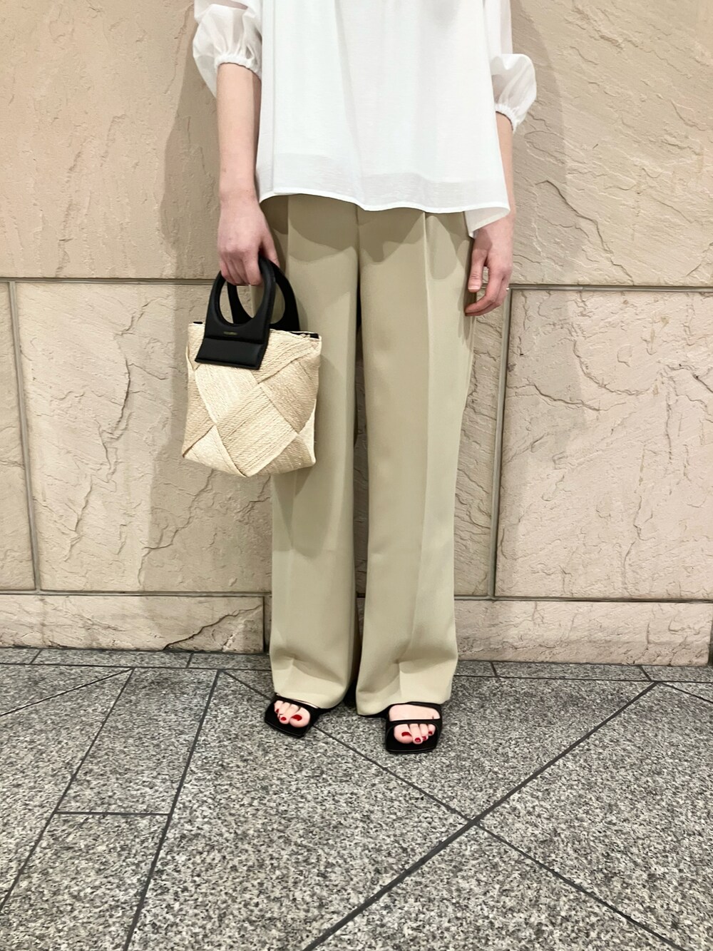 ホワイト系のシャツ/ブラウス、ベージュ系のその他パンツ、ブラック系のかごバッグを着用したレディースの春コーディネートの4枚目の写真
