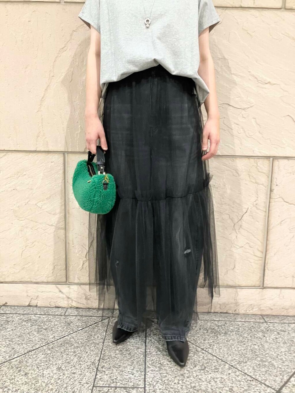 グレー系のTシャツ/カットソー、グレー系のデニムパンツ、ブラック系のスカートを着用したレディースの夏コーディネートの7枚目の写真