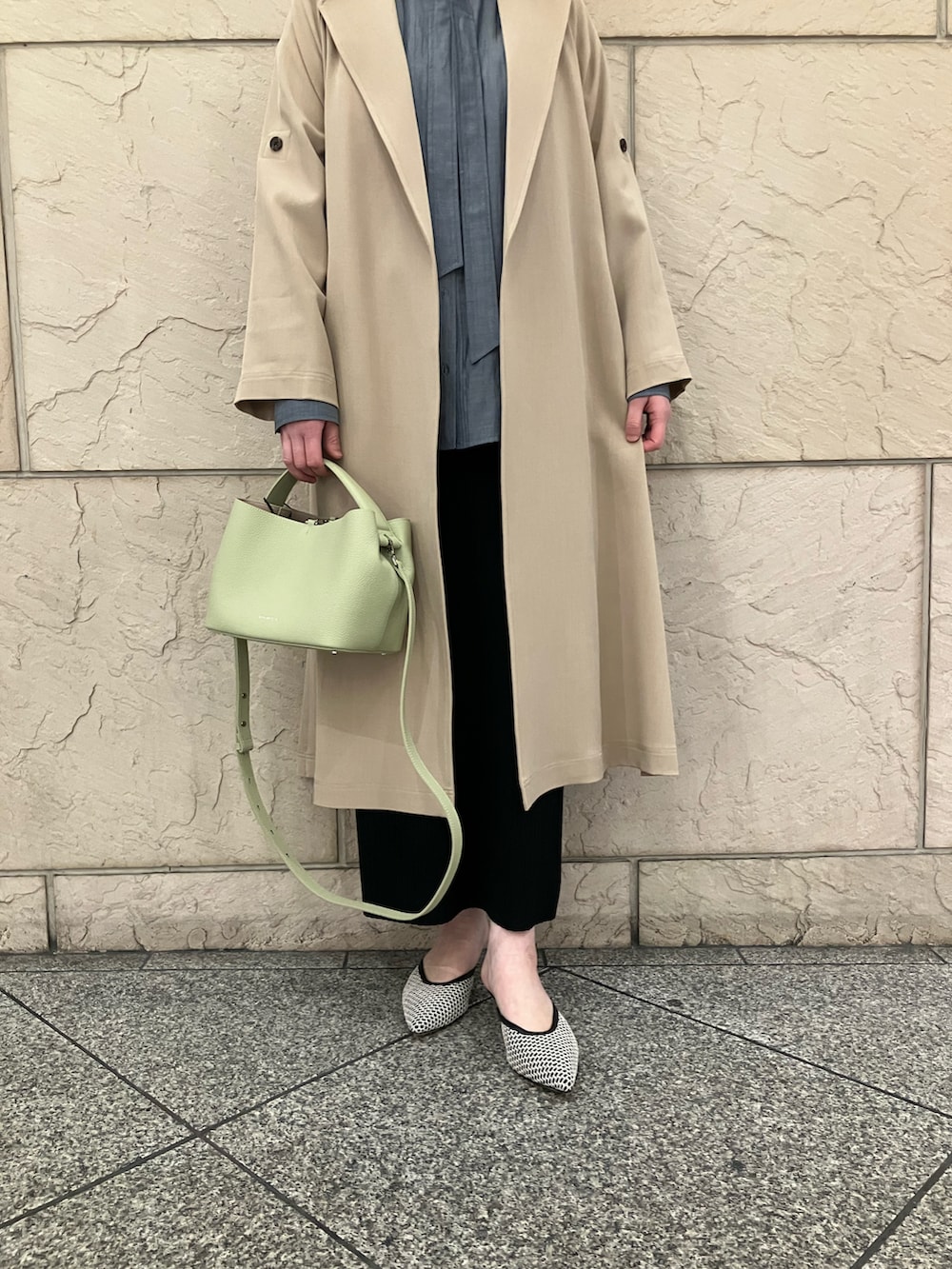 ブルー系のシャツ/ブラウス、ブラック系のスカート、ベージュ系のトレンチコートを着用したレディースの冬コーディネートの4枚目の写真