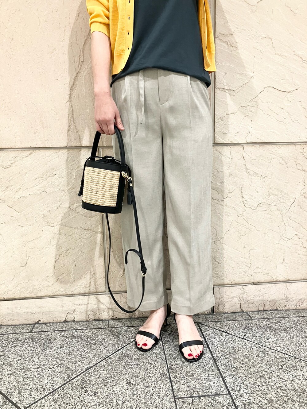 ゴールド系のカーディガン/ボレロ、グレー系のTシャツ/カットソー、ベージュ系のその他パンツを着用したレディースの夏コーディネートの4枚目の写真