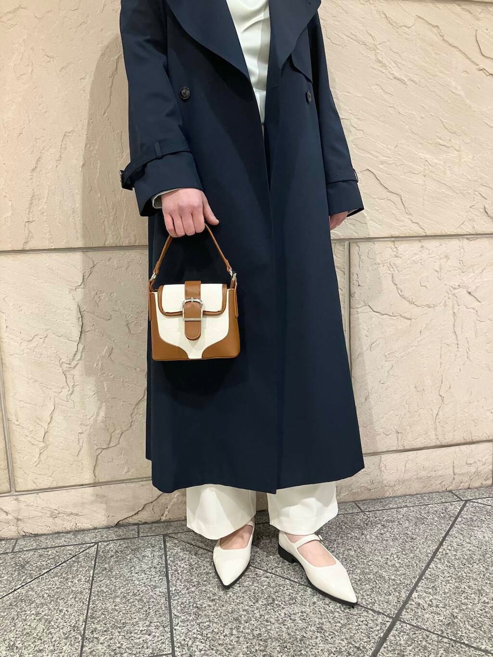 ホワイト系のその他パンツ、ブルー系のトレンチコート、グリーン系のシャツ/ブラウスを着用したレディースの冬コーディネートの5枚目の写真