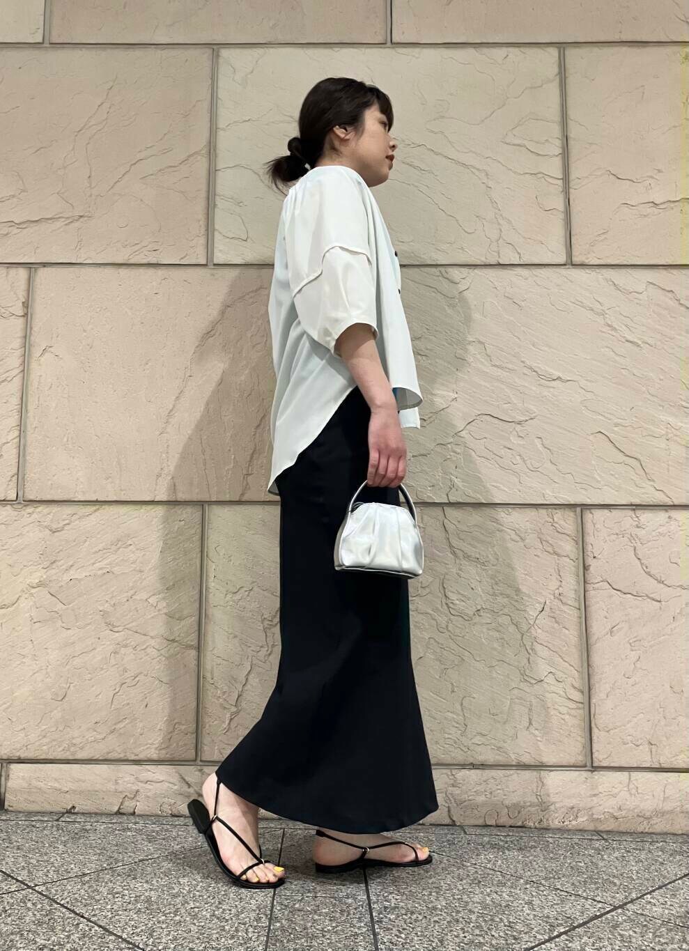 「シャツ、大人カジュアル、スカート、デートコーデ、ママコーデ、カットソー、休日コーデ、UVカット、newarrival、ROSSO、綺麗めカジュアル、お仕事コーデ、お出かけコーデ、旅行コーデ、骨格ストレート」|「URBAN RESEARCHのdecor『デコール』 Hematite4mmBallnecklace(ネックレス、シルバー系)」を使った、umediaさん(レディース・164cm)の春コーディネートの3枚目の写真