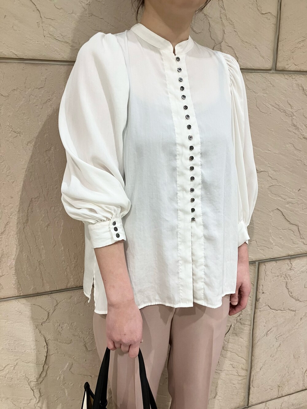 ホワイト系のシャツ/ブラウス、ピンク系のその他パンツ、ホワイト系のトートバッグを着用したレディースの春コーディネートの4枚目の写真