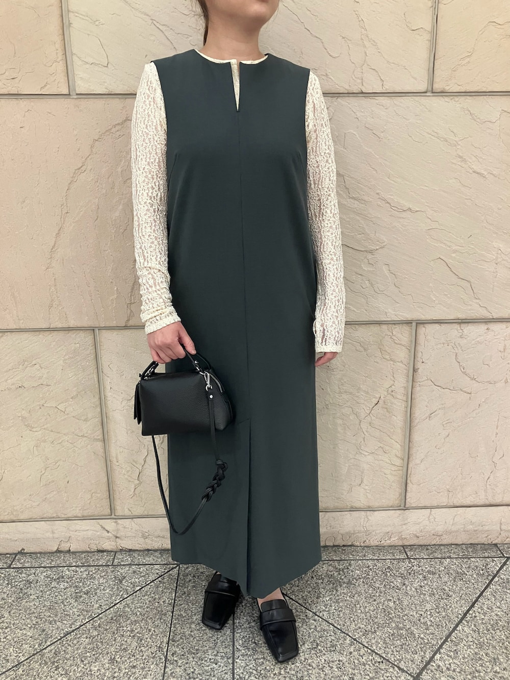 ホワイト系のTシャツ/カットソー、ブラック系のハンドバッグ、グレー系のワンピースを着用したレディースの夏コーディネートの4枚目の写真