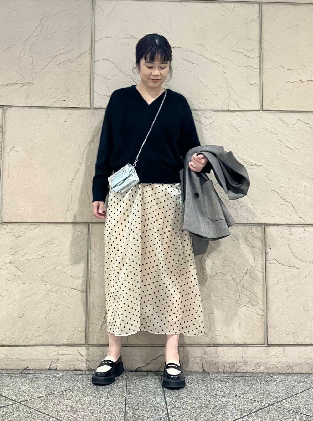 グレー系のその他アウター、ブラック系のカーディガン/ボレロ、シルバー系のショルダーバッグを着用したレディースの冬コーディネートの5枚目の写真