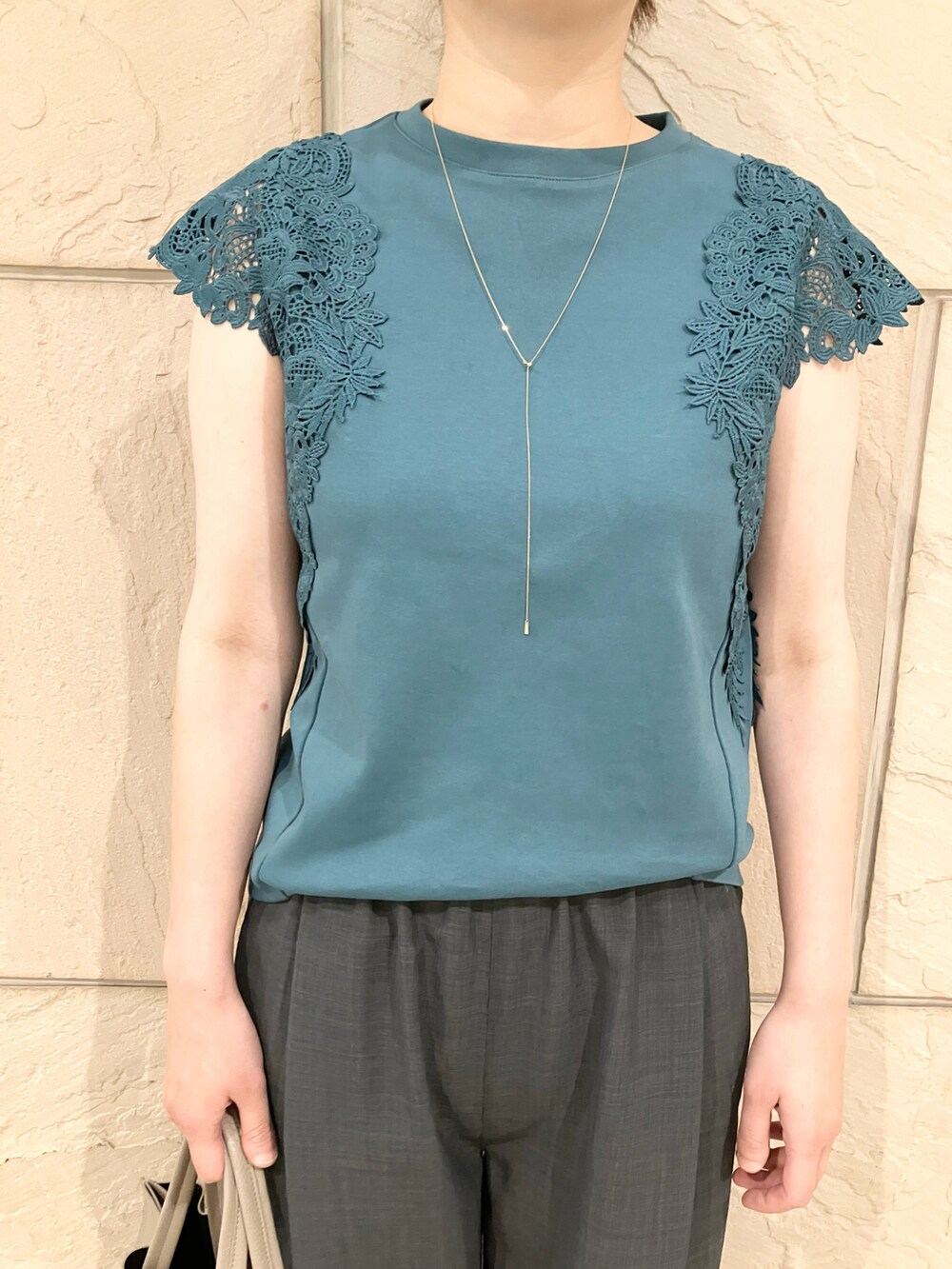 ブルー系のTシャツ/カットソー、グレー系のその他パンツ、ホワイト系のサンダルを着用したレディースの夏コーディネートの4枚目の写真