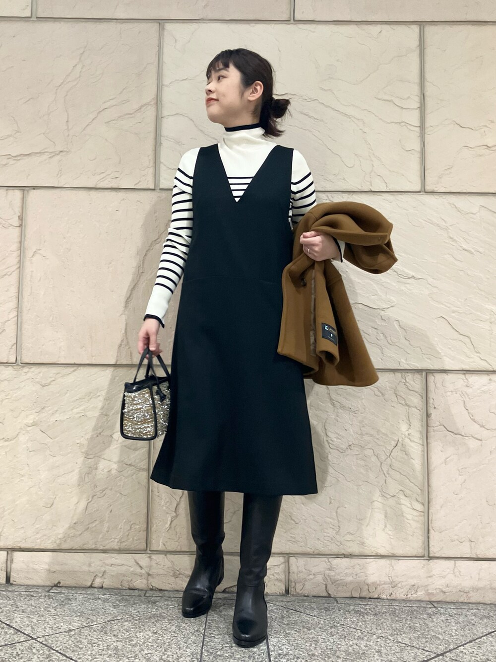 「URBAN RESEARCH ROSSO WOMENの『WEB限定』『UR TECH』ジャンパーワンピース(ジャンパースカート、ブラック系)」を使った、umediaさん(レディース・164cm)の冬コーディネートの5枚目の写真