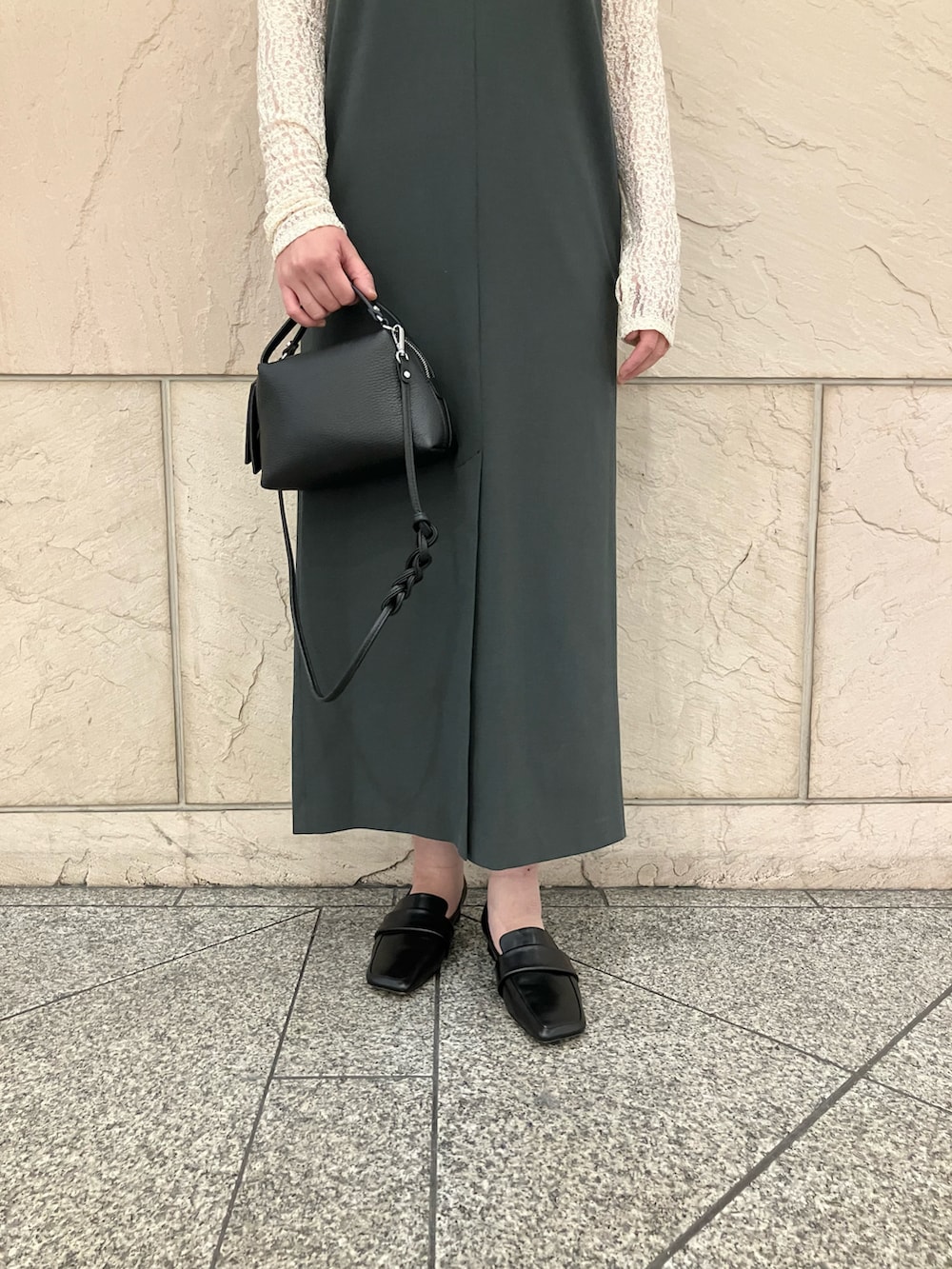 ホワイト系のTシャツ/カットソー、ブラック系のハンドバッグ、グレー系のワンピースを着用したレディースの夏コーディネートの5枚目の写真