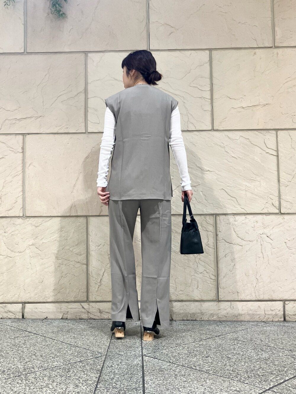 「セットアップ、セミフォーマル、シンプルスタイル」｜「URBAN RESEARCH ROSSO WOMENのアイテム（セットアップ、グレー系）」を使った、umediaさん（レディース・164cm）の秋コーディネートの2枚目の写真