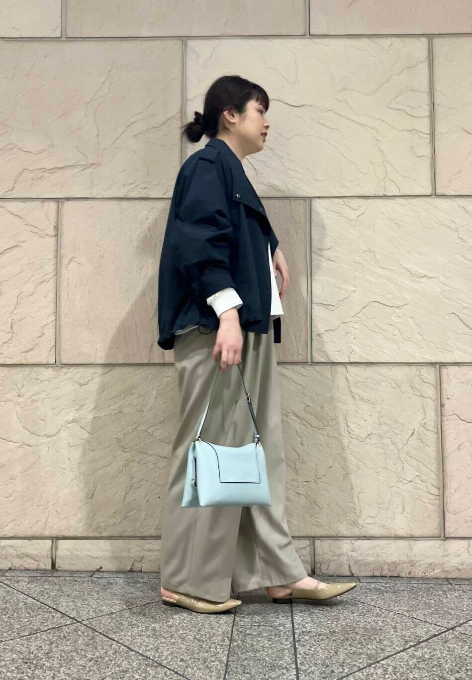 ベージュ系のパンプス、ホワイト系のシャツ/ブラウス、ベージュ系のその他パンツを着用したレディースの春コーディネートの2枚目の写真