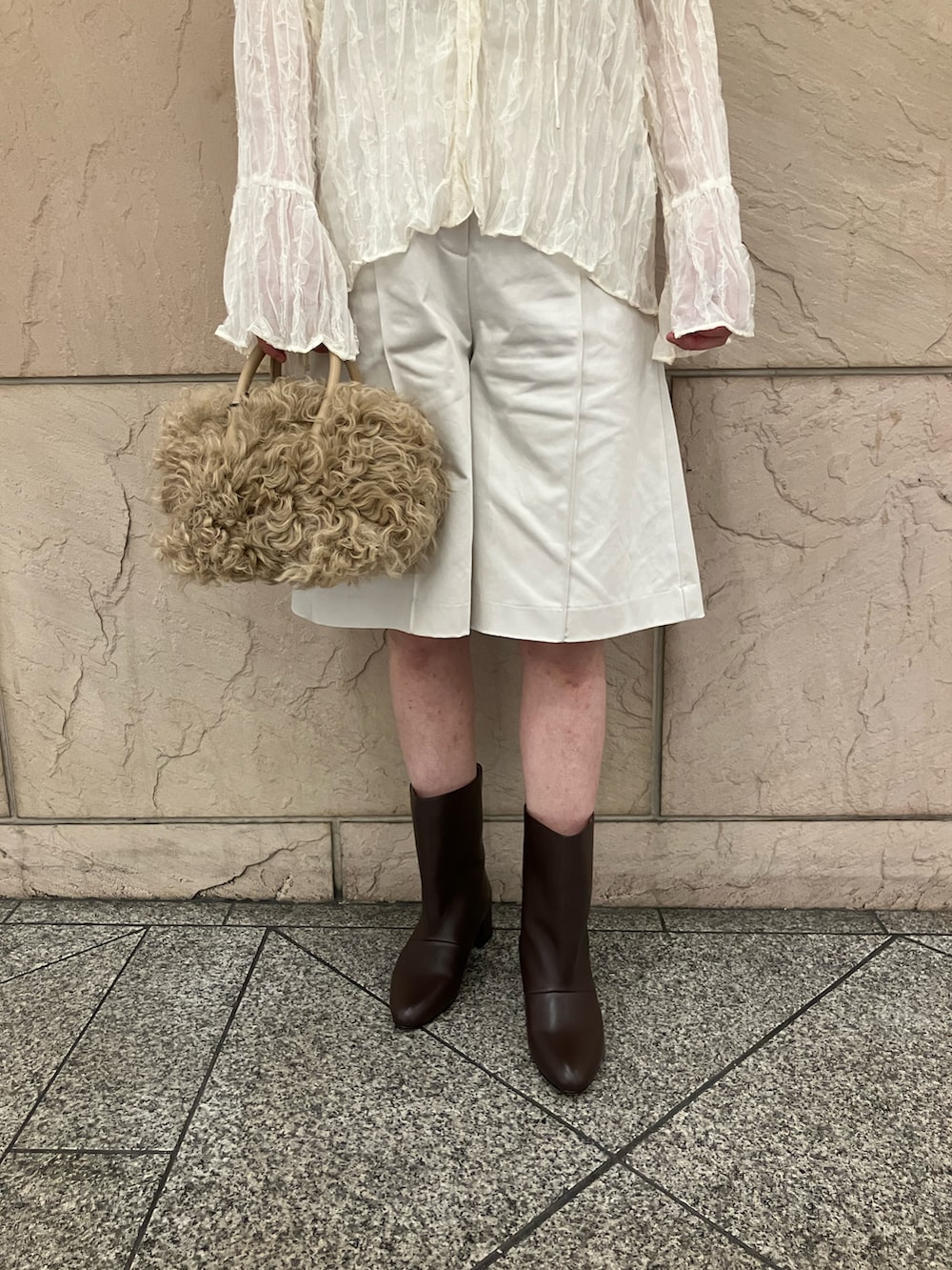 ホワイト系のその他パンツ、ホワイト系のシャツ/ブラウス、イエロー系のハンドバッグを着用したレディースの秋コーディネートの5枚目の写真