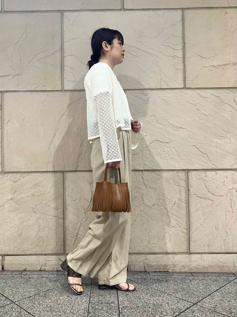 イエロー系のハンドバッグ、ホワイト系のその他トップス、ホワイト系のTシャツ/カットソーを着用したレディースの夏コーディネートの2枚目の写真