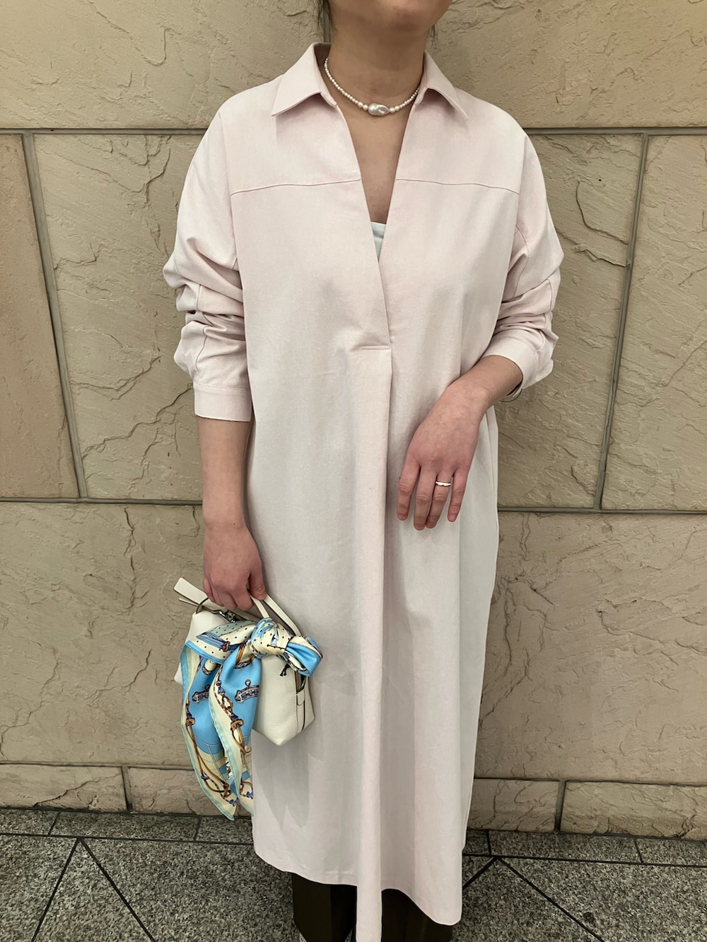 ブラウン系のその他パンツ、ピンク系のワンピース、ベージュ系のショルダーバッグを着用したレディースの春コーディネートの4枚目の写真