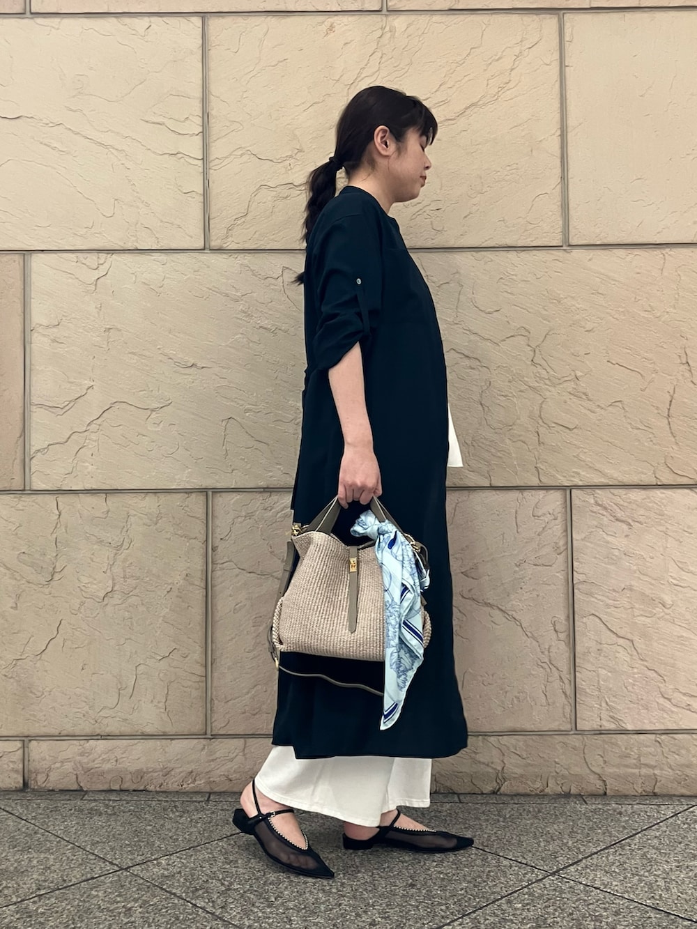 ホワイト系のキャミソール、ホワイト系のデニムパンツ、ブルー系のワンピースを着用したレディースの春コーディネートの2枚目の写真