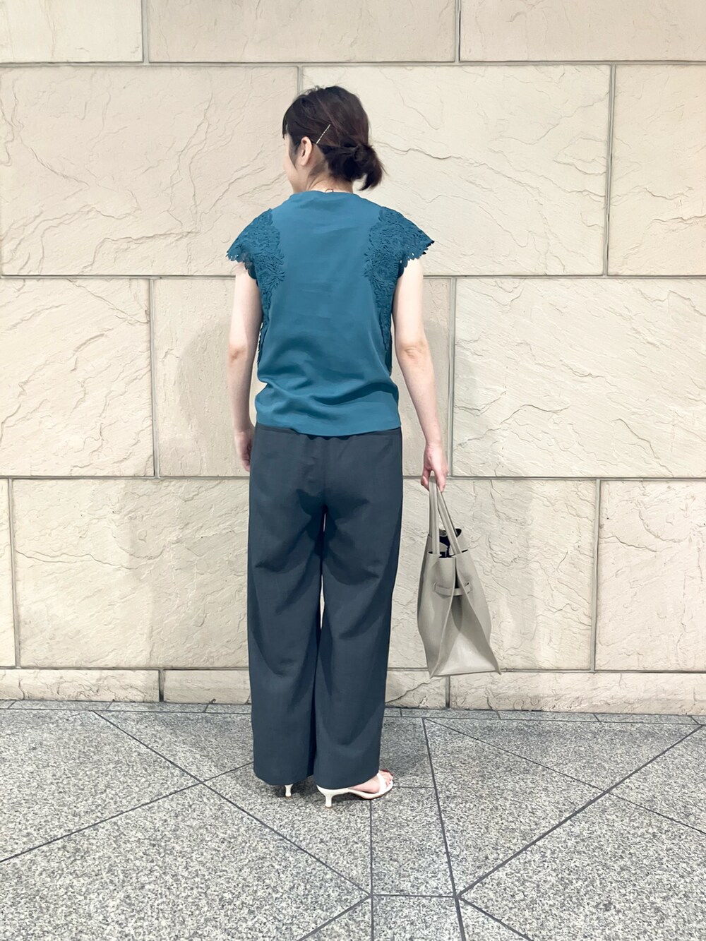 ブルー系のTシャツ/カットソー、グレー系のその他パンツ、ホワイト系のサンダルを着用したレディースの夏コーディネートの3枚目の写真