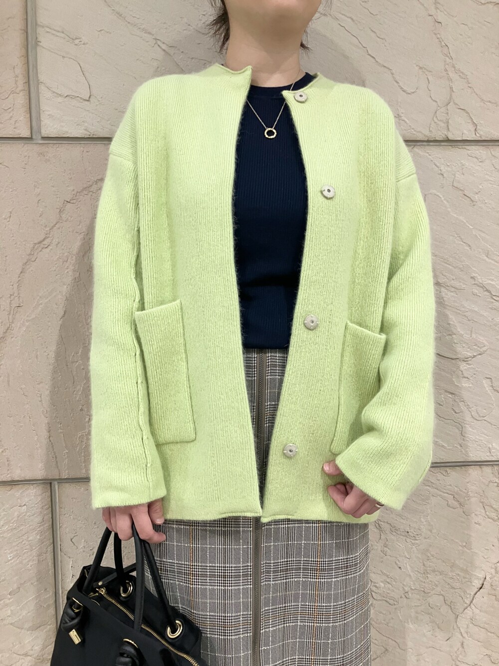 イエロー系のカーディガン/ボレロ、ブルー系のニット/セーター、その他のスカートを着用したレディースの秋コーディネートの4枚目の写真