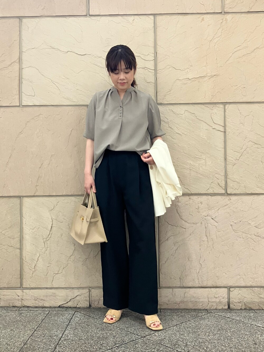 ホワイト系のジャケット/アウター、ブラウン系のシャツ/ブラウス、ブラウン系のその他パンツを着用したレディースの春コーディネートの3枚目の写真