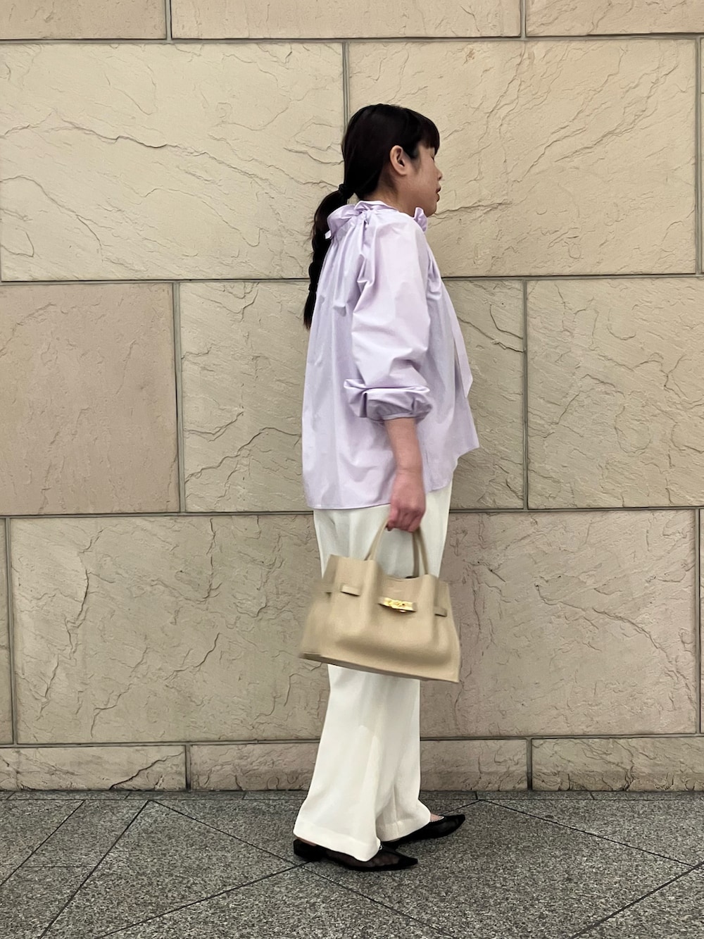 パープル系のシャツ/ブラウス、ベージュ系のバッグ、ホワイト系のその他パンツを着用したレディースの春コーディネートの2枚目の写真