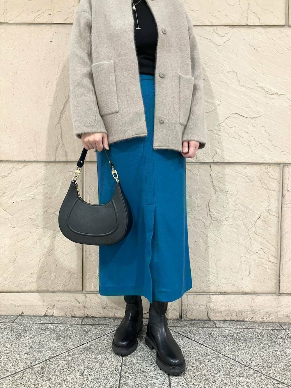 ブラック系のTシャツ/カットソー、ブラウン系のカーディガン/ボレロ、ブラック系のショルダーバッグを着用したレディースの秋コーディネートの5枚目の写真