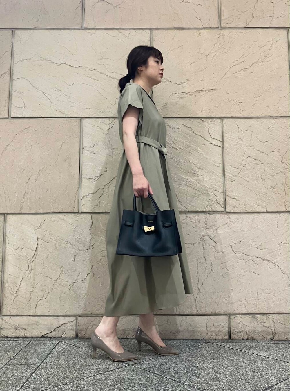 「ワンピース、大人カジュアル、デートコーデ、ママコーデ、シャツワンピース、休日コーデ、newarrival、オフィスカジュアル、通勤、ROSSO、綺麗めカジュアル、お仕事コーデ、お出かけコーデ、ウォッシャブル、旅行コーデ」｜「URBAN RESEARCH ROSSO WOMENのオリジナルエナメルパンプス（パンプス、グレー系）」を使った、umediaさん（レディース・164cm）の夏コーディネートの2枚目の写真