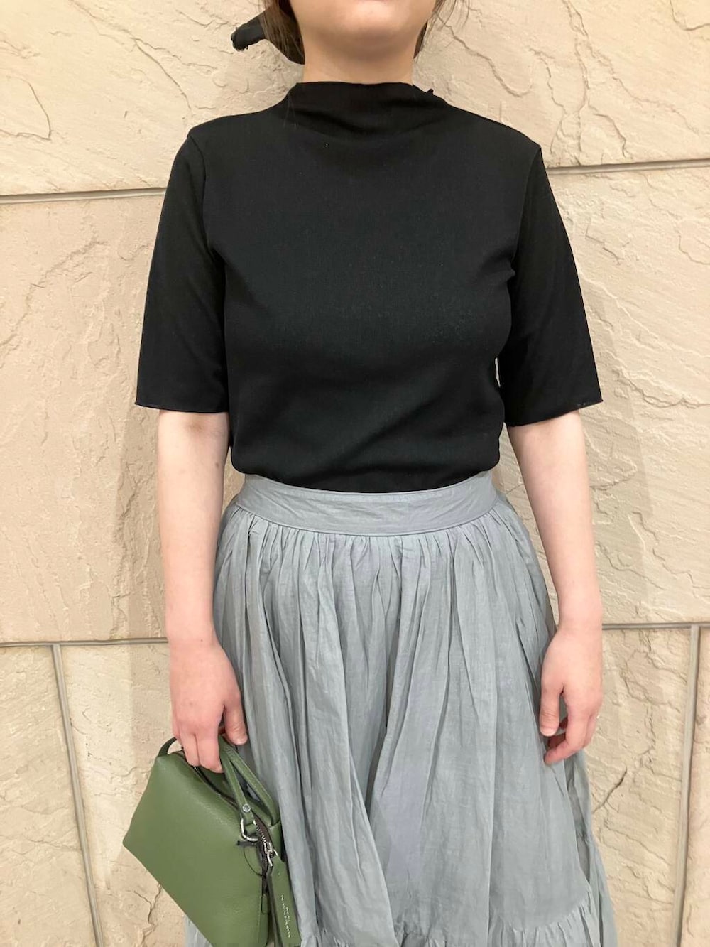 ブラック系のTシャツ/カットソー、グレー系のスカート、グリーン系のショルダーバッグを着用したレディースの夏コーディネートの5枚目の写真