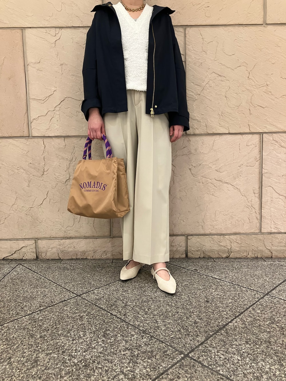 ホワイト系のベスト、ブルー系のその他アウター、ベージュ系のその他パンツを着用したレディースの冬コーディネートの5枚目の写真