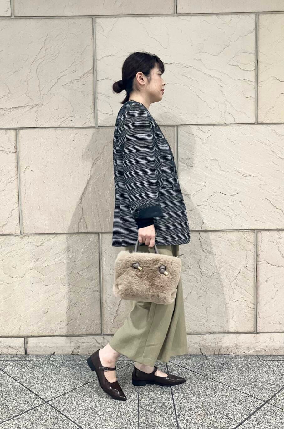 ブラック系のTシャツ/カットソー、その他のノーカラージャケット、ベージュ系のサロペット/オーバーオールを着用したレディースの秋コーディネートの3枚目の写真