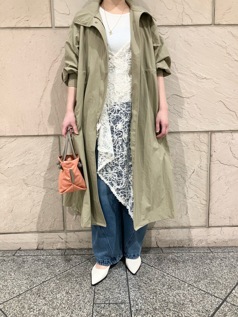 ホワイト系のワンピース、ホワイト系のニット/セーター、ブルー系のデニムパンツを着用したレディースの冬コーディネートの4枚目の写真