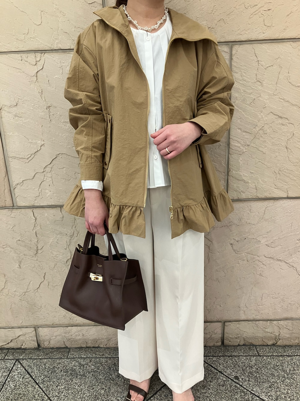 ホワイト系のその他パンツ、ホワイト系のシャツ/ブラウス、ブラウン系のトートバッグを着用したレディースの春コーディネートの4枚目の写真
