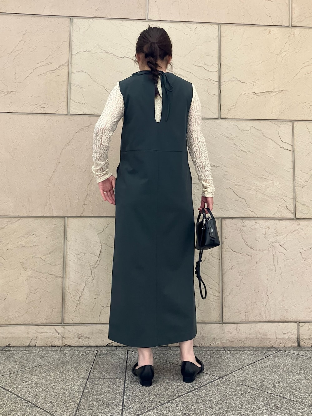 ホワイト系のTシャツ/カットソー、ブラック系のハンドバッグ、グレー系のワンピースを着用したレディースの夏コーディネートの3枚目の写真