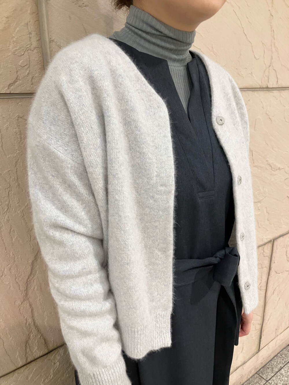 ブルー系のワンピース、グレー系のカーディガン/ボレロ、ブラック系のブーツを着用したレディースの秋コーディネートの3枚目の写真