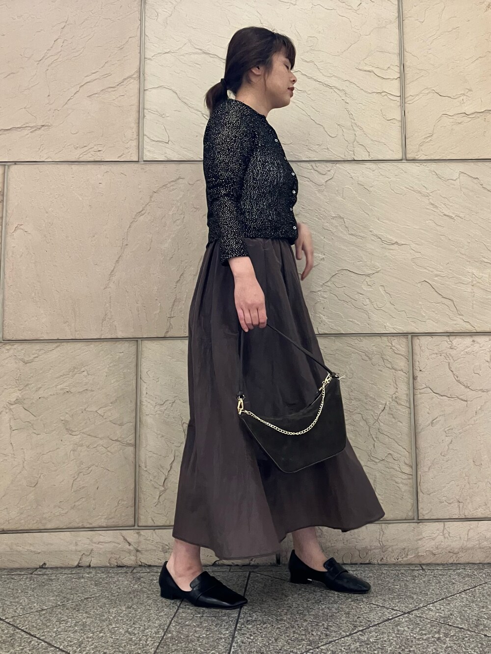 ブラック系のトップス、ブラウン系のスカート、ブラック系のローファーを着用したレディースの夏コーディネートの2枚目の写真