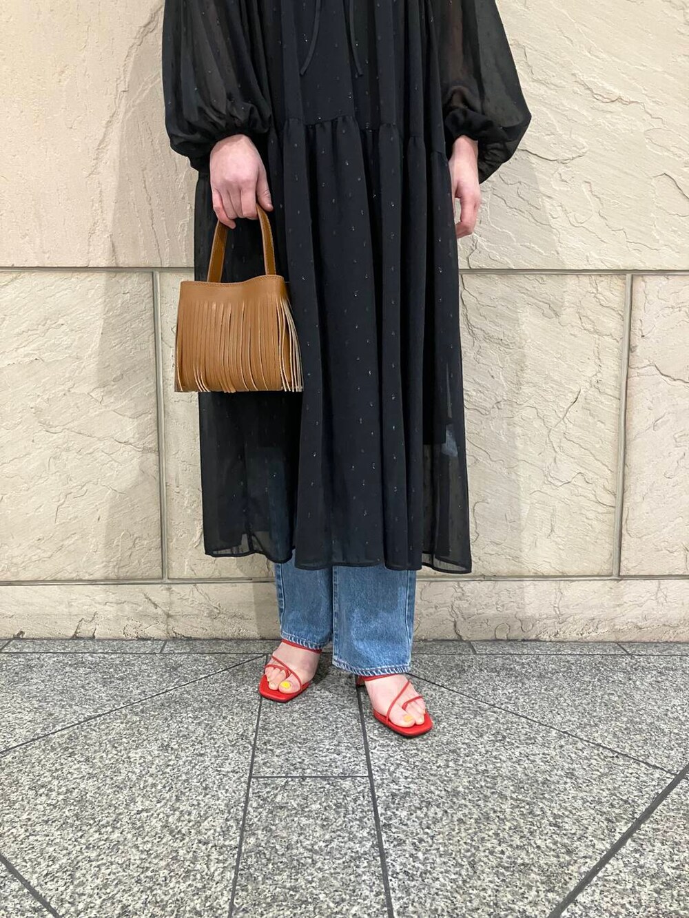 ブラック系のワンピース、イエロー系のハンドバッグを着用したレディースの春コーディネートの4枚目の写真