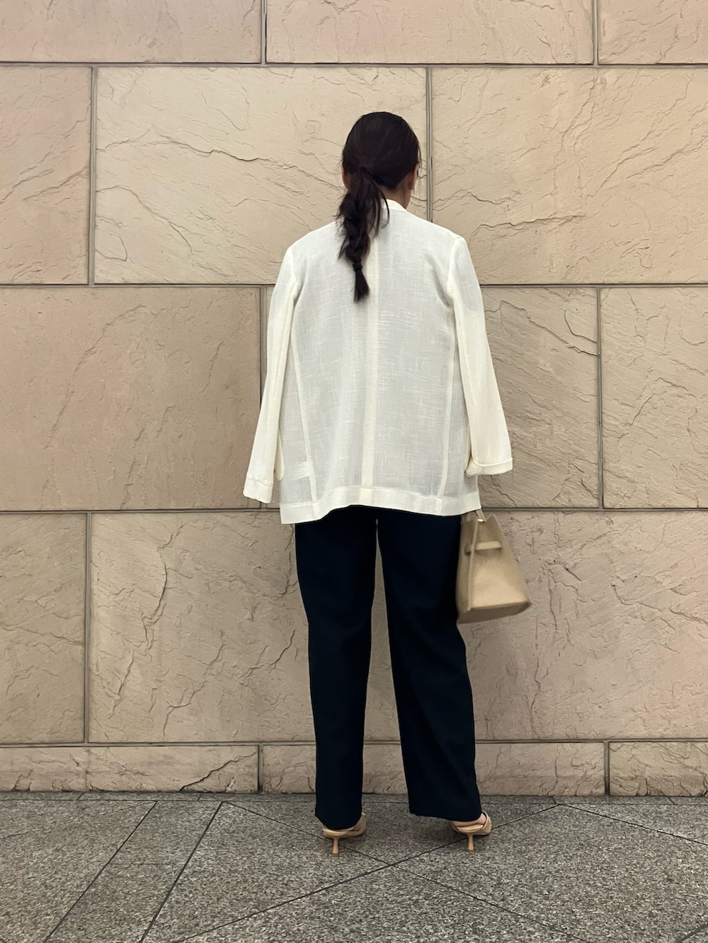 ホワイト系のジャケット/アウター、ブラウン系のシャツ/ブラウス、ブラウン系のその他パンツを着用したレディースの春コーディネートの2枚目の写真