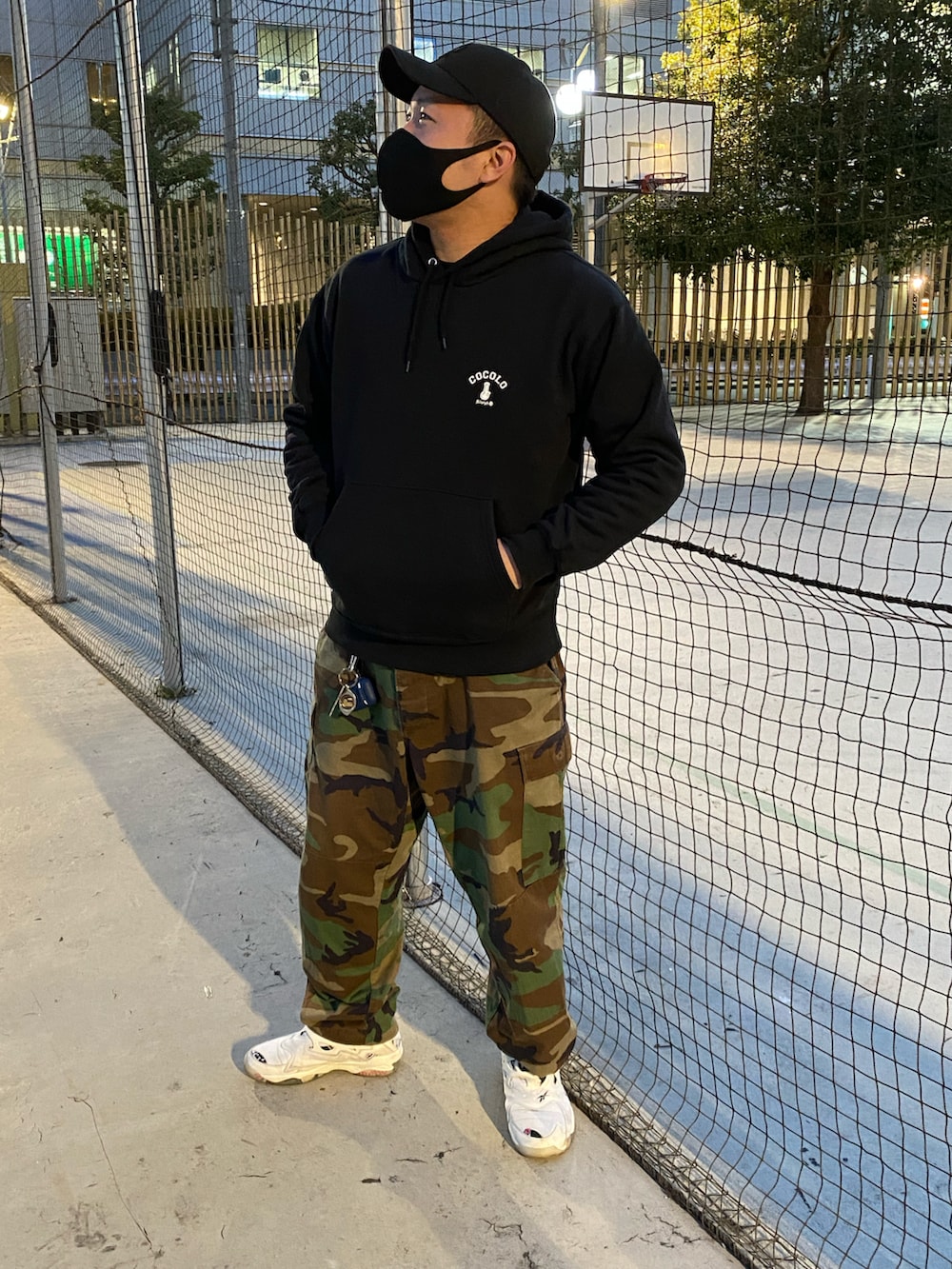 その他のカーゴパンツ、ブラック系のナイロンジャケット、ホワイト系のスニーカーを着用したメンズの冬コーディネートの2枚目の写真