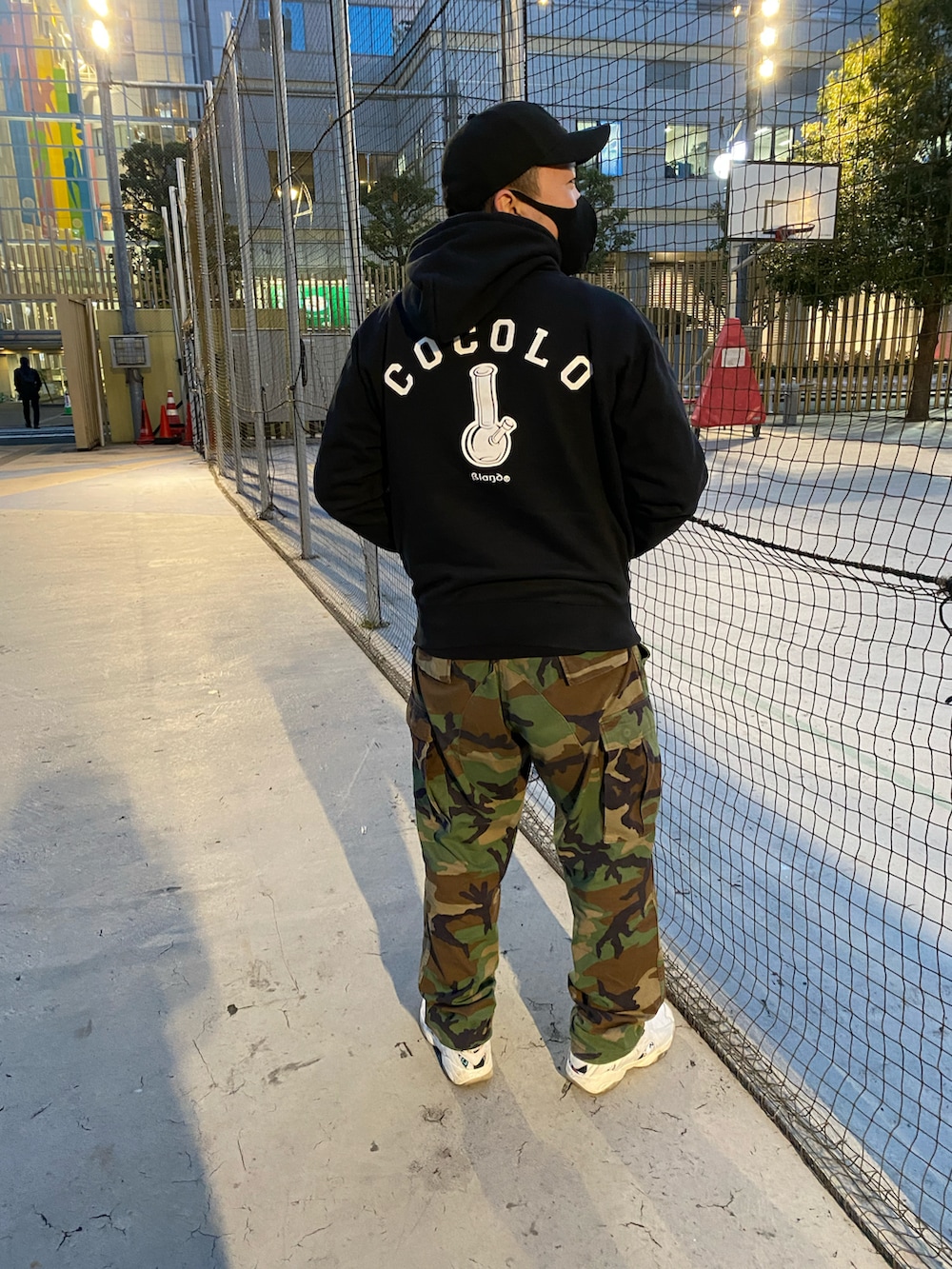 その他のカーゴパンツ、ブラック系のナイロンジャケット、ホワイト系のスニーカーを着用したメンズの冬コーディネートの3枚目の写真