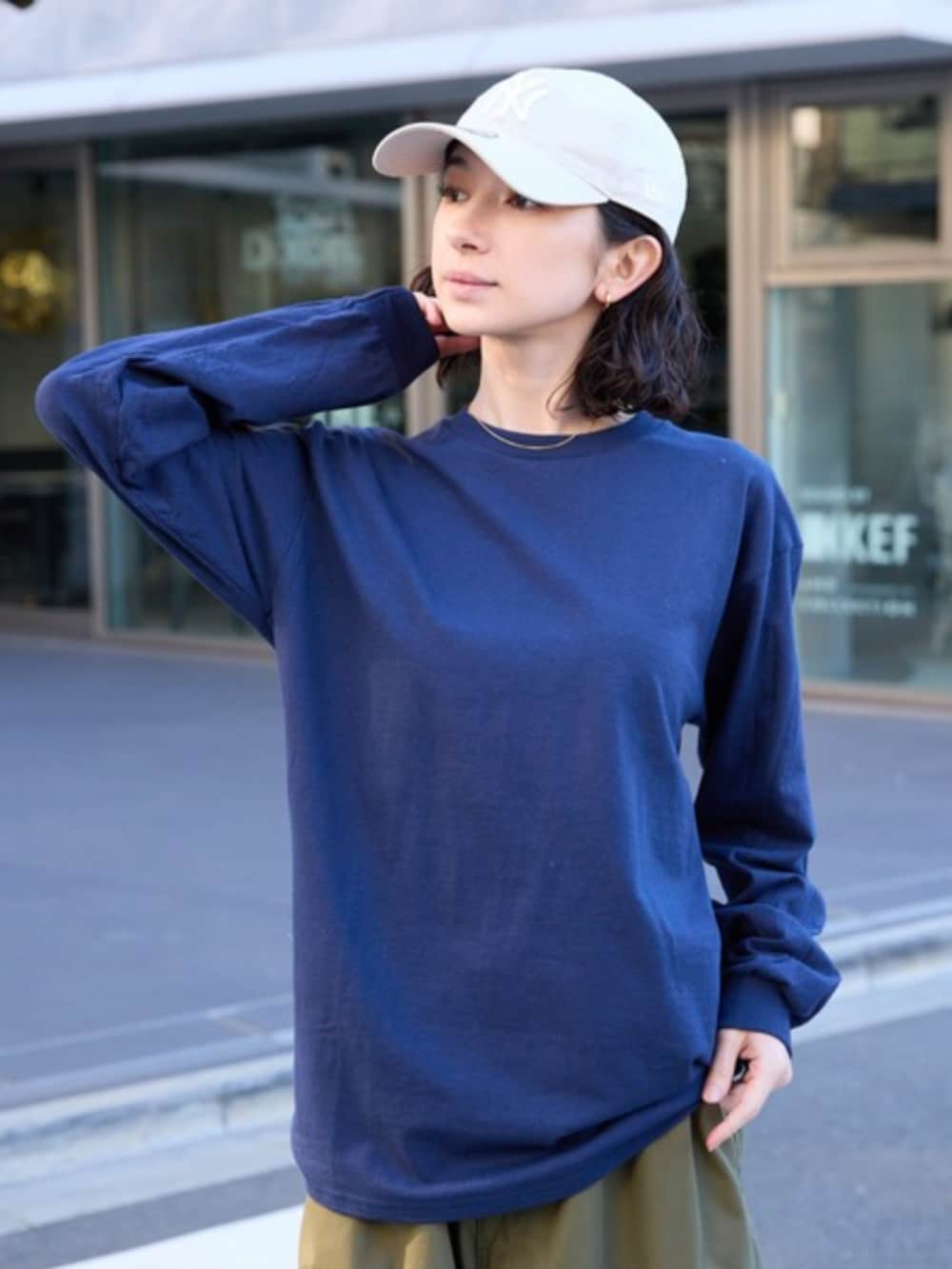 ブラック系のスニーカー、ブルー系のTシャツ/カットソー、グリーン系のカーゴパンツを着用したレディースの春コーディネートの3枚目の写真