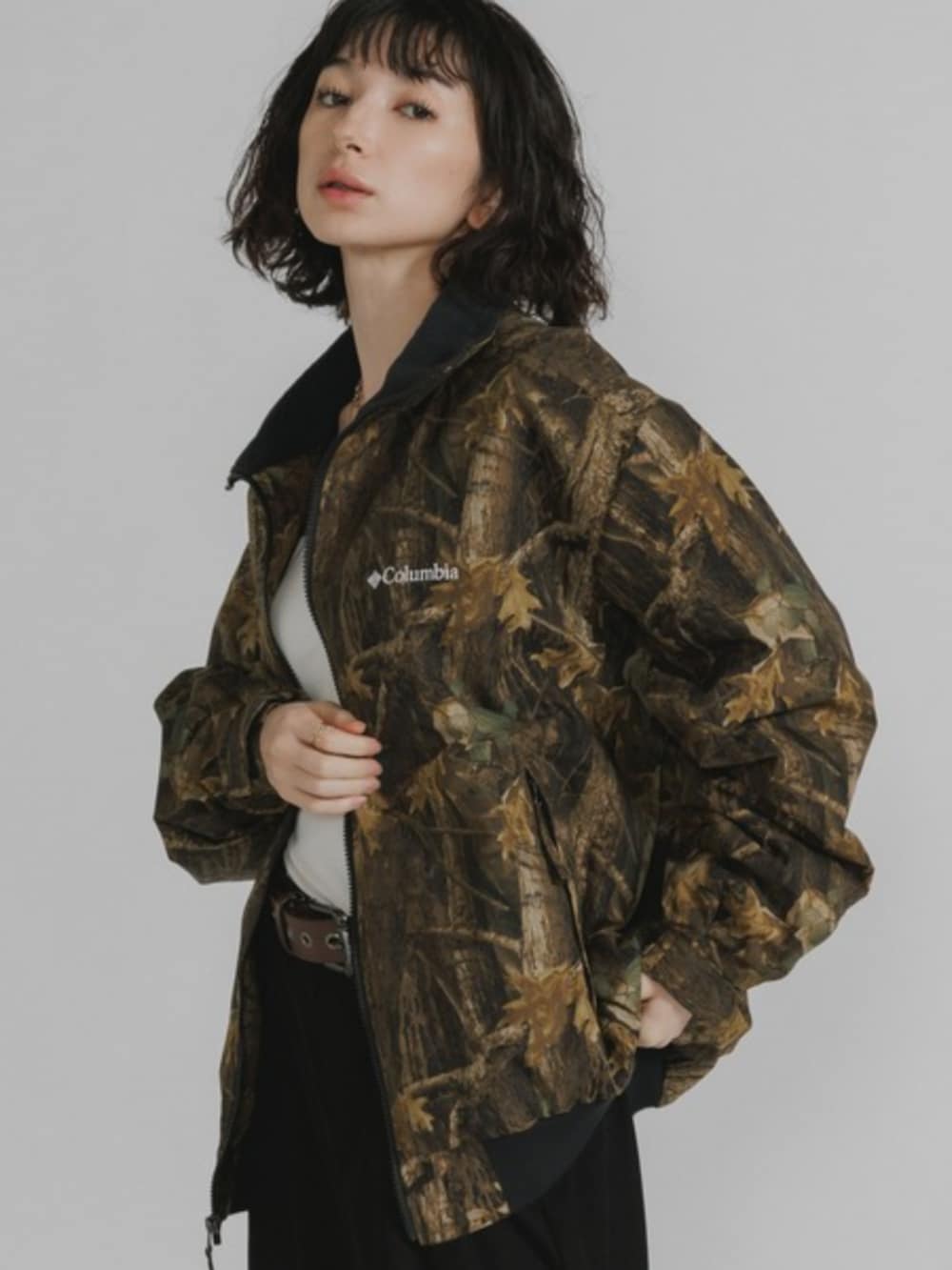 その他のブルゾンを着用したレディースの春コーディネートの3枚目の写真