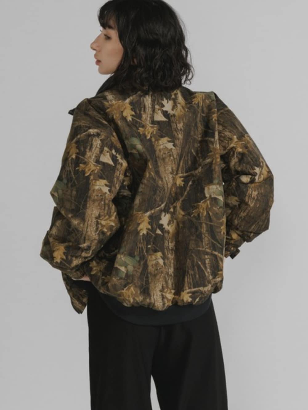 その他のブルゾンを着用したレディースの春コーディネートの4枚目の写真