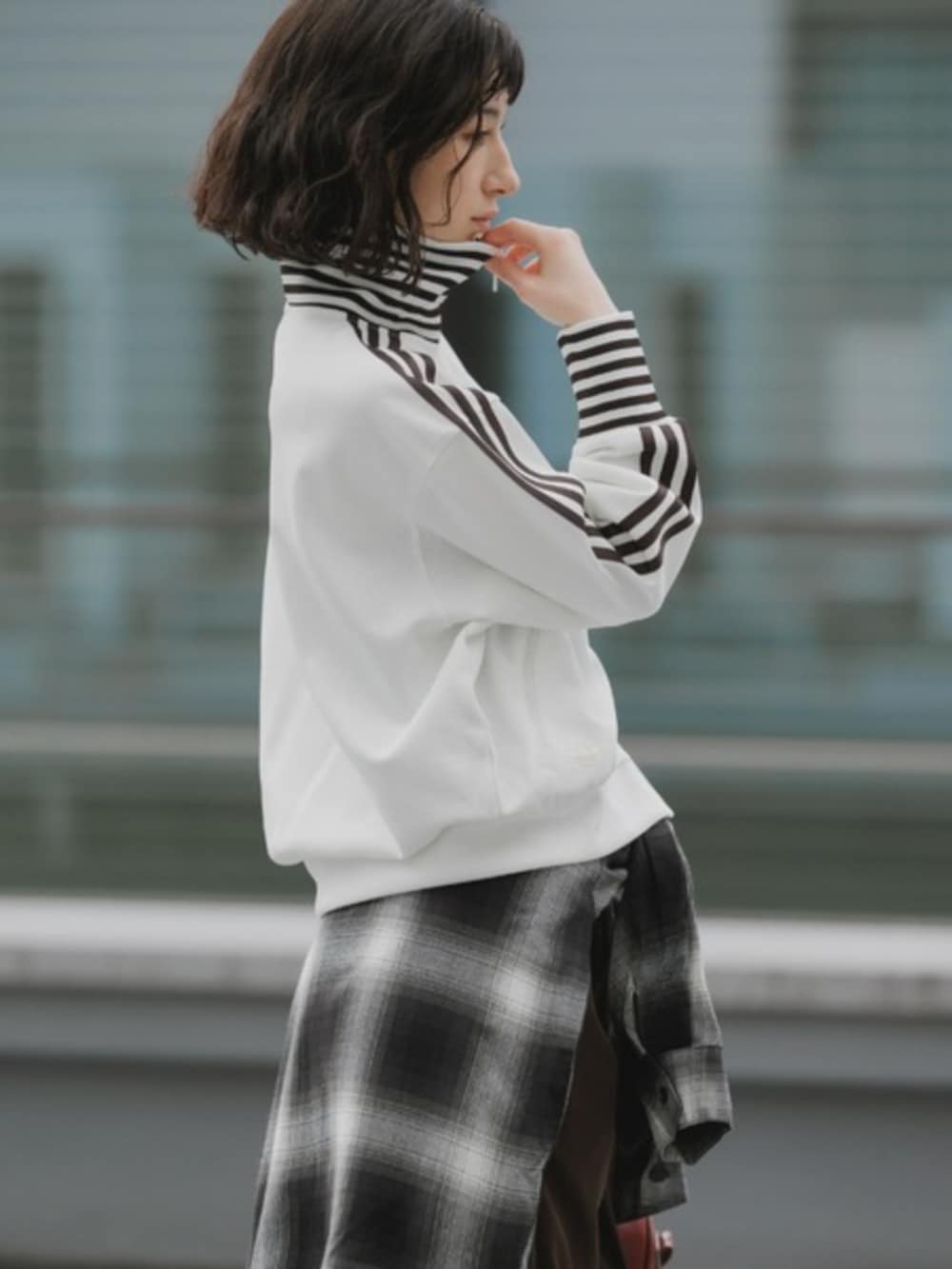 レッド系のショルダーバッグ、ホワイト系のジャージ、ブラック系のシャツ/ブラウスを着用したレディースの春コーディネートの4枚目の写真