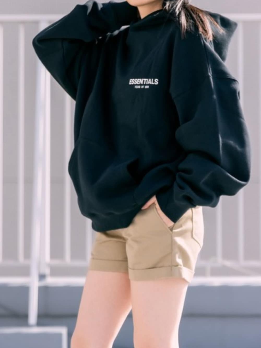 ブラック系のパーカーを着用したレディースの春コーディネートの2枚目の写真