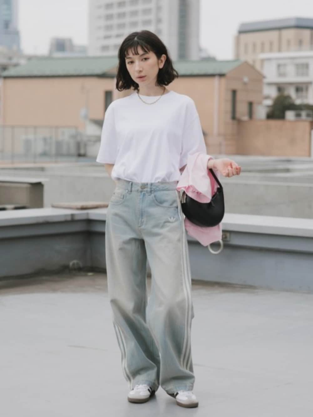 ブルー系のデニムパンツ、ホワイト系のTシャツ/カットソーを着用したレディースの春コーディネートの2枚目の写真