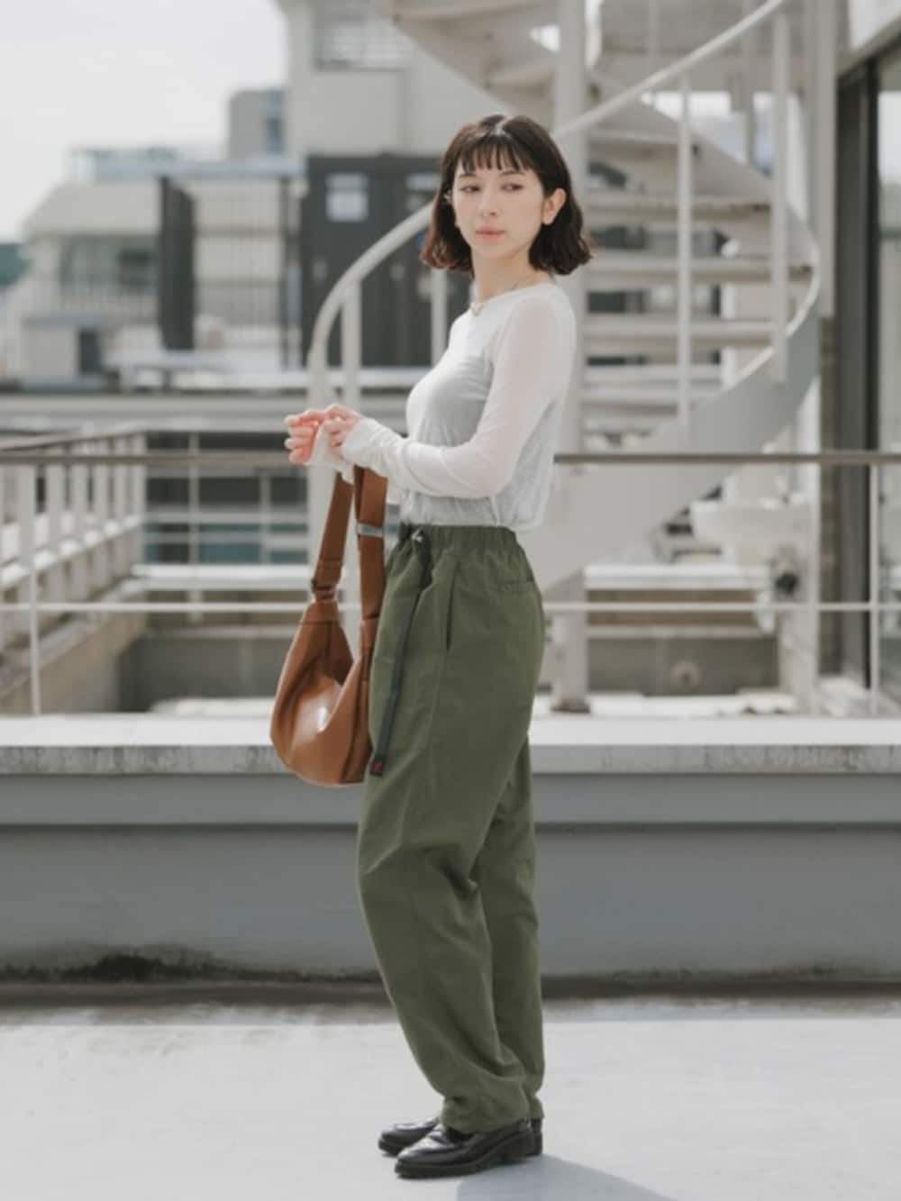 グリーン系のその他パンツを着用したレディースの春コーディネートの3枚目の写真