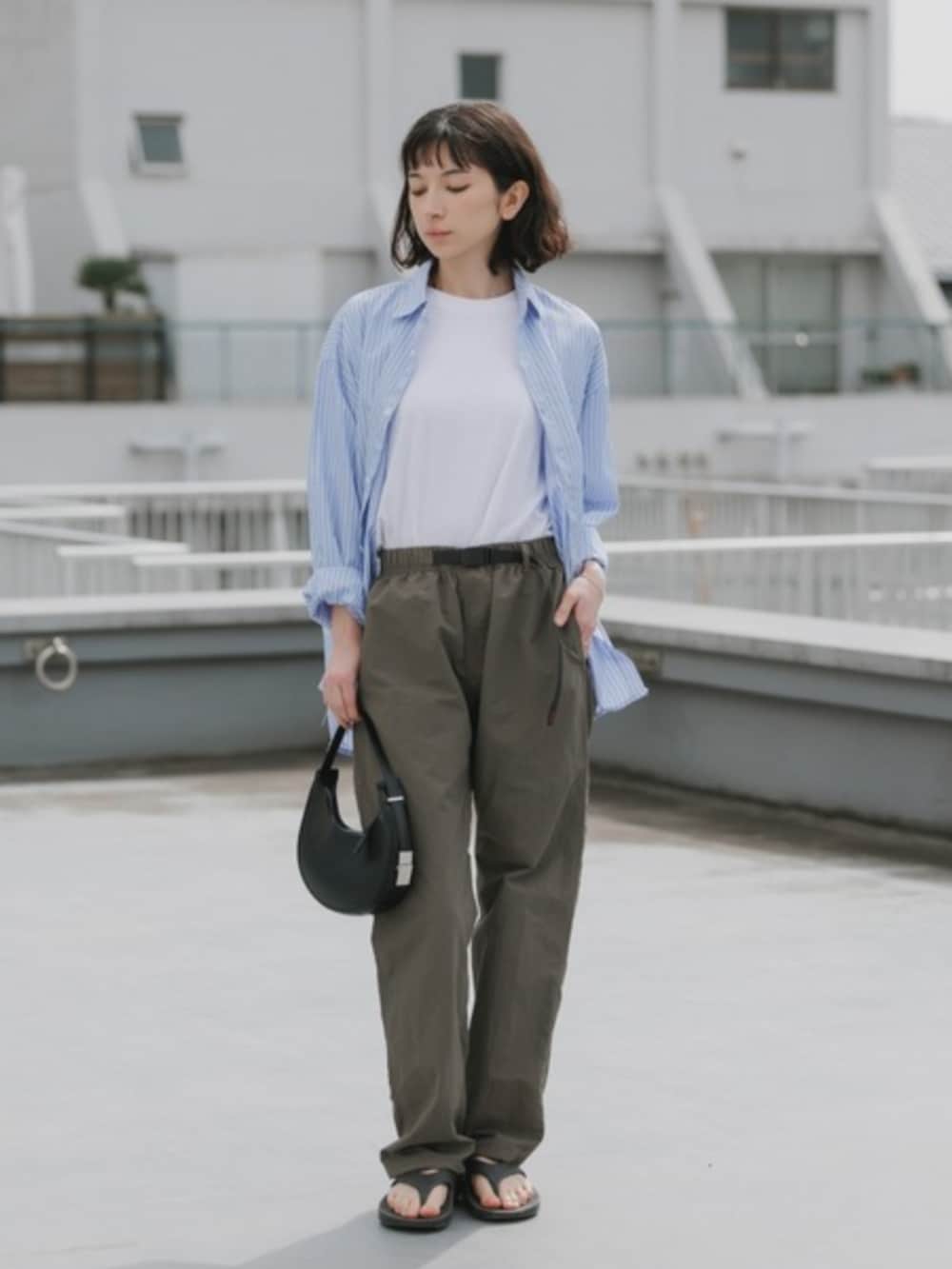 グリーン系のその他パンツ、ブルー系のシャツ/ブラウスを着用したレディースの春コーディネートの2枚目の写真