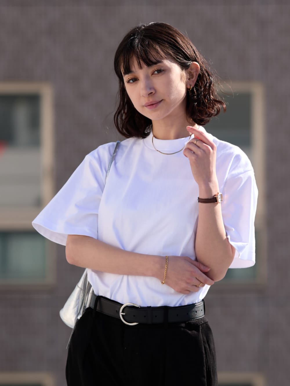 ホワイト系のTシャツ/カットソーを着用したレディースの春コーディネートの2枚目の写真